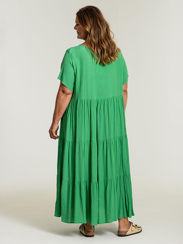 SUSSIE - Lång grön klänning i 100% viskos fra Gozzip