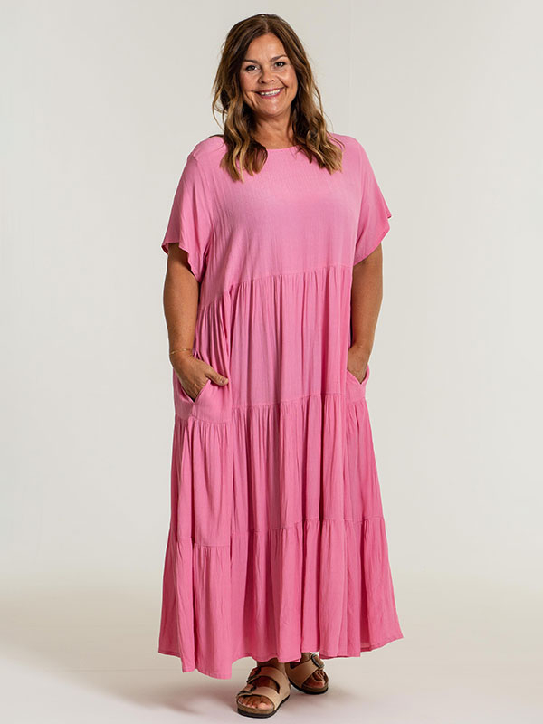 SUSSIE - Lång rosa klänning i 100% viskos fra Gozzip