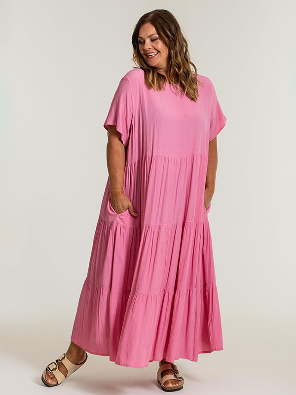 SUSSIE - Lång rosa klänning i 100% viskos fra Gozzip