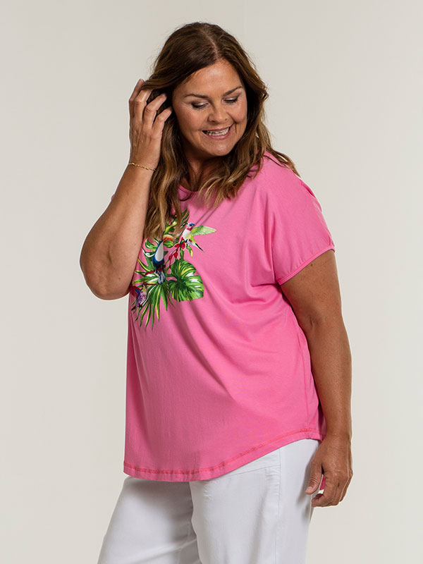 GITTE - Rosa t-shirt med tropiskt tryck fra Gozzip