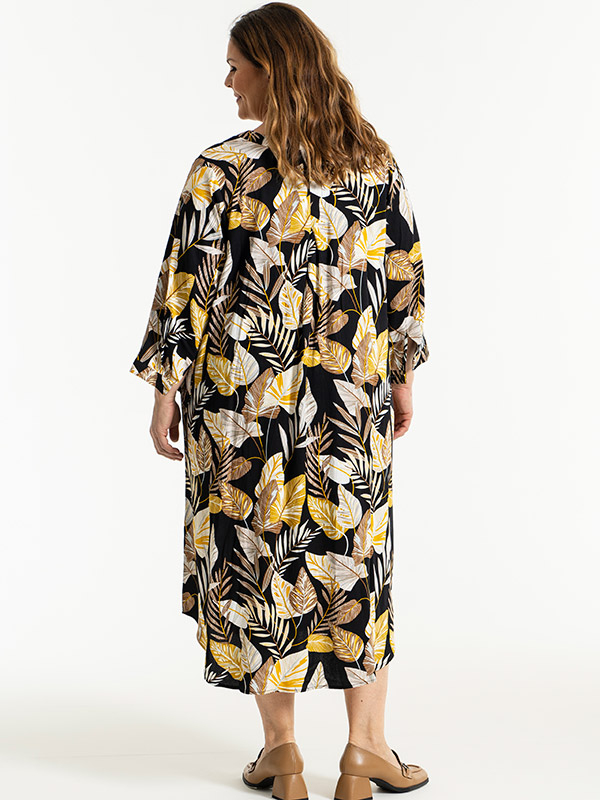BABBETT - Svart klänning med brunt och gult tryck fra Gozzip