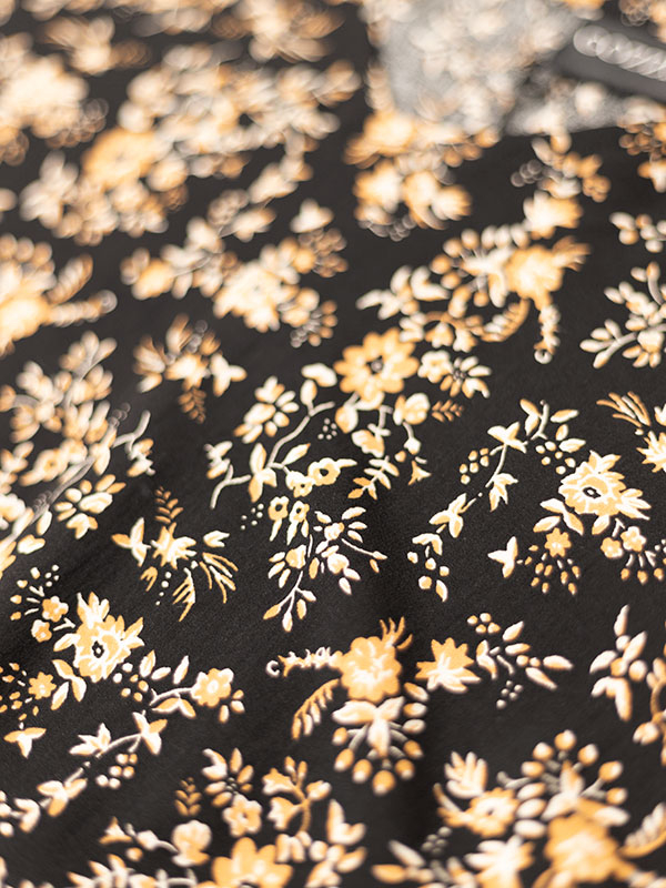 ANNAH - Svart blus med brunt blommönster fra Gozzip