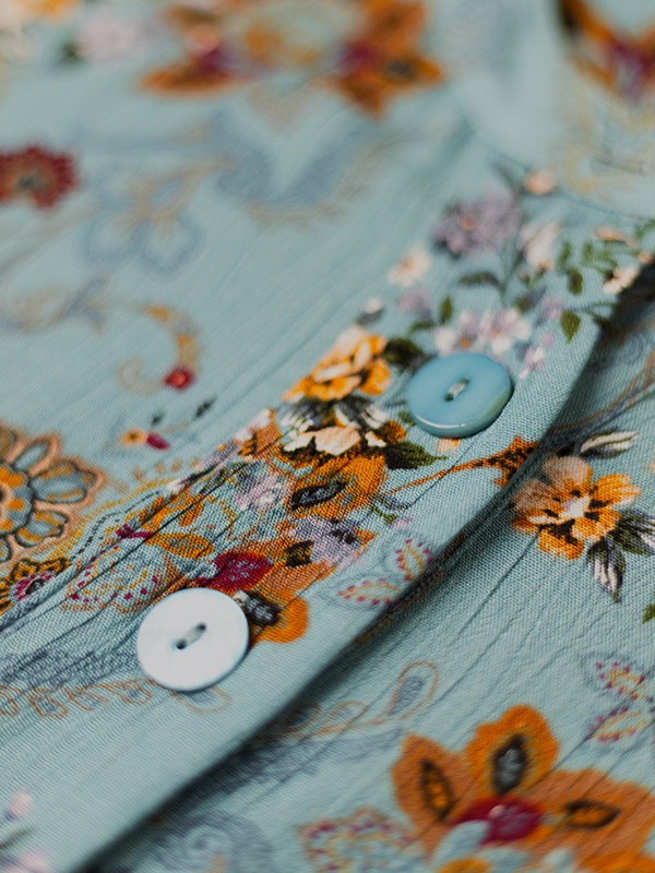 ANNICA - Blå klänning med blommönster fra Gozzip