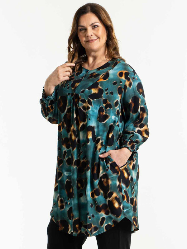 SAMIRA - Blå tunika med leopardtryck fra Gozzip