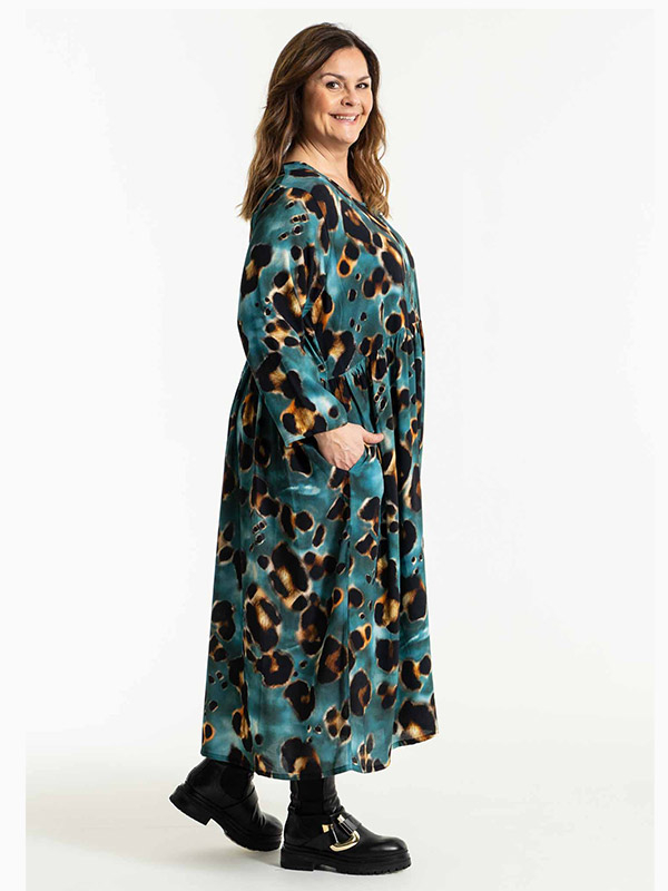 BEA - Blå klänning med leopardtryck fra Gozzip