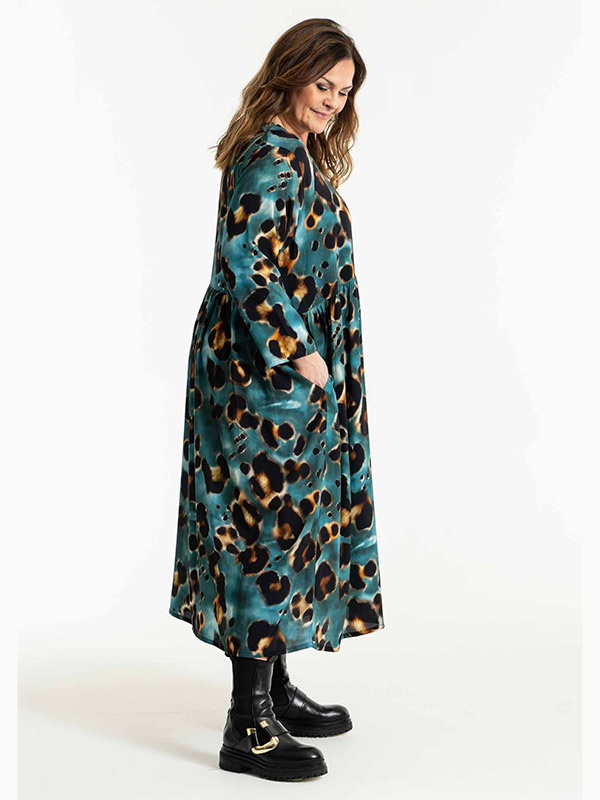 BEA - Blå klänning med leopardtryck fra Gozzip