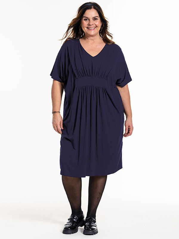 BELINA - Plus Size Klänning fra Gozzip