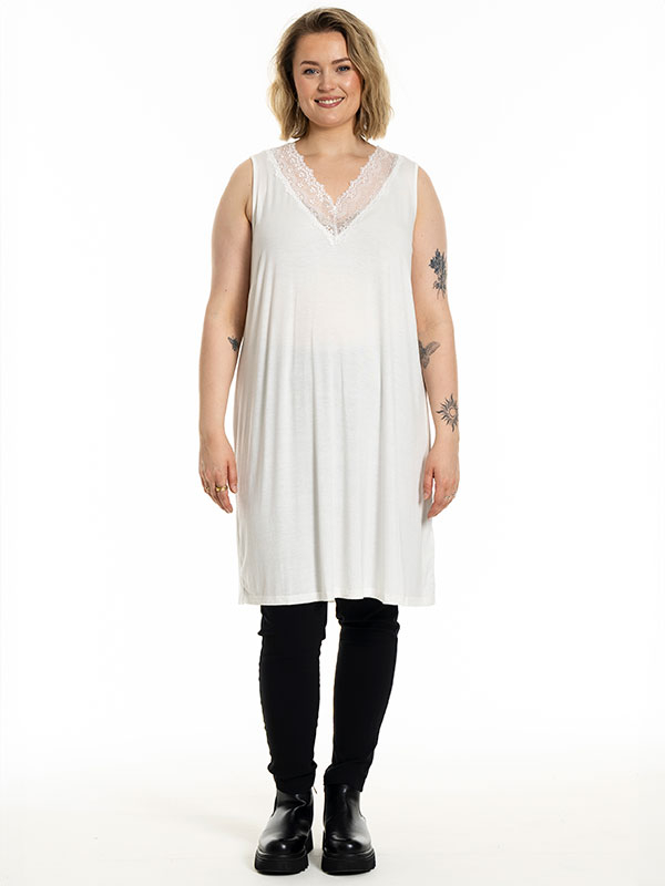 GEOGINA - Plus Size Klänning fra Gozzip