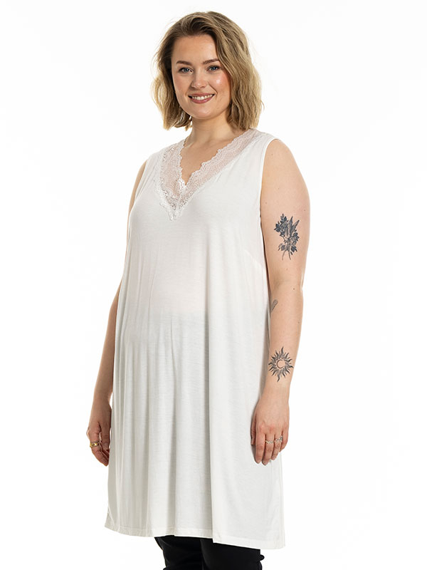 GEOGINA - Plus Size Klänning fra Gozzip