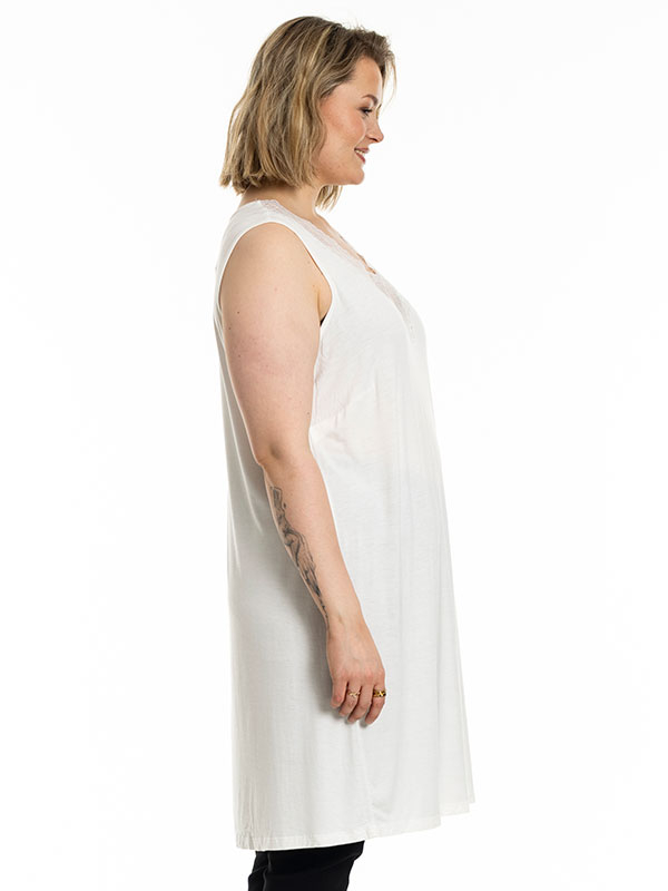 GEOGINA - Plus Size Klänning fra Gozzip