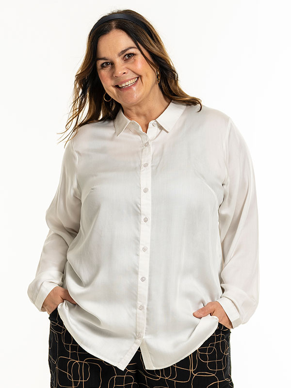KARINA - Plus Size Skjorta fra Gozzip
