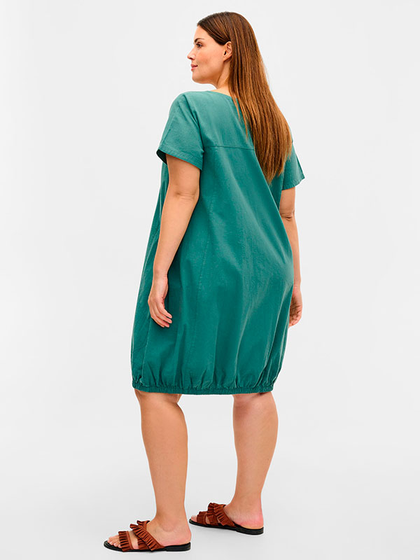 Grön klänning i 100% bomull fra Zizzi