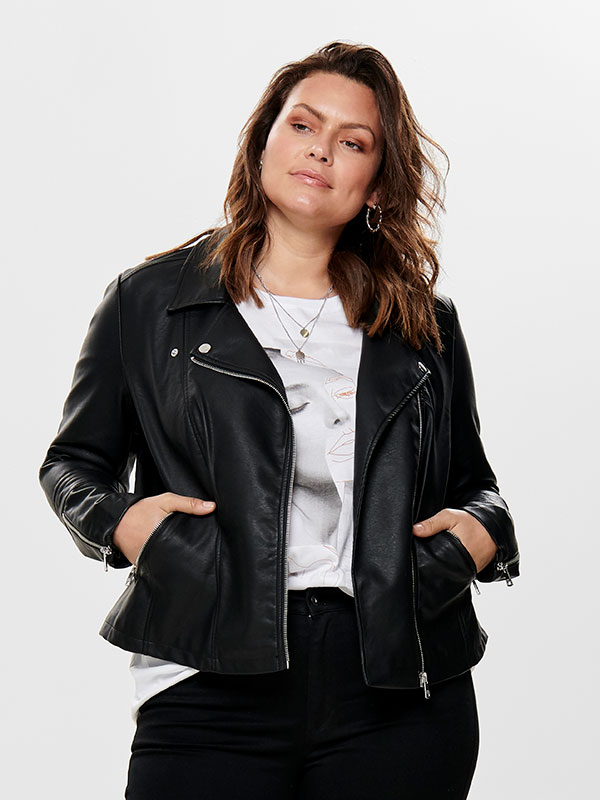 CAREMMY - Plus Size Jacka fra Only Carmakoma