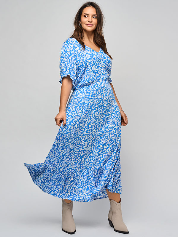 CARCHIANTI - Plus Size Klänning fra Only Carmakoma