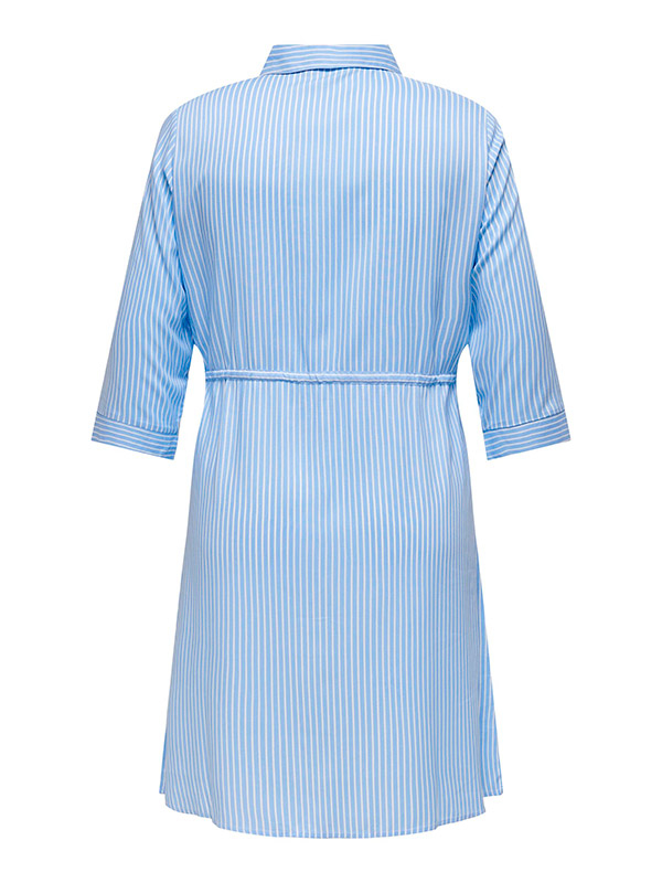 TAMARI - Ljusblå skjortklänning i viskos med vita ränder fra Only Carmakoma