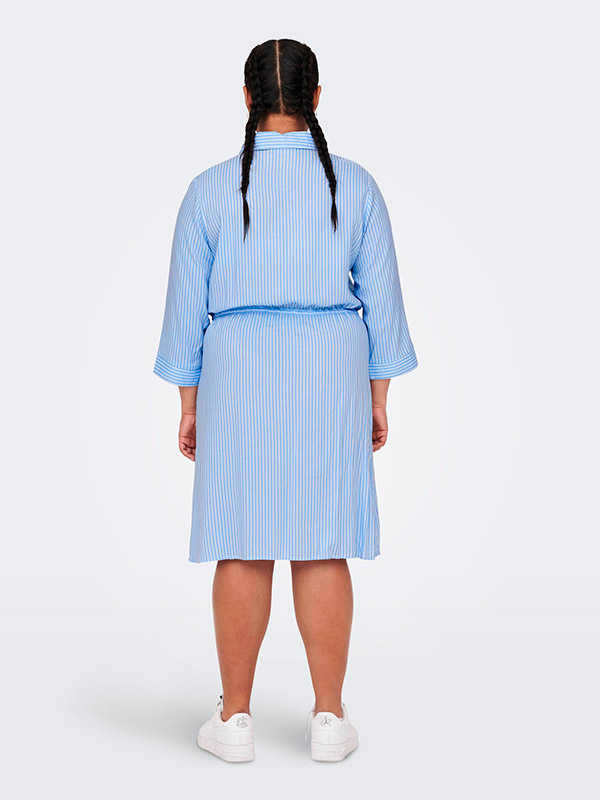 TAMARI - Ljusblå skjortklänning i viskos med vita ränder fra Only Carmakoma