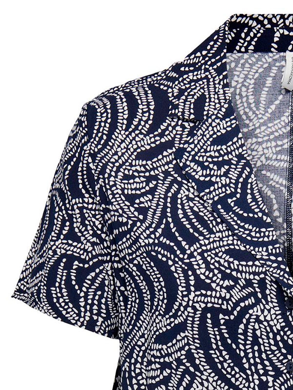  LOLLI LIFE - Skjortklänning i marinblå viskos med vitt mönster fra Only Carmakoma
