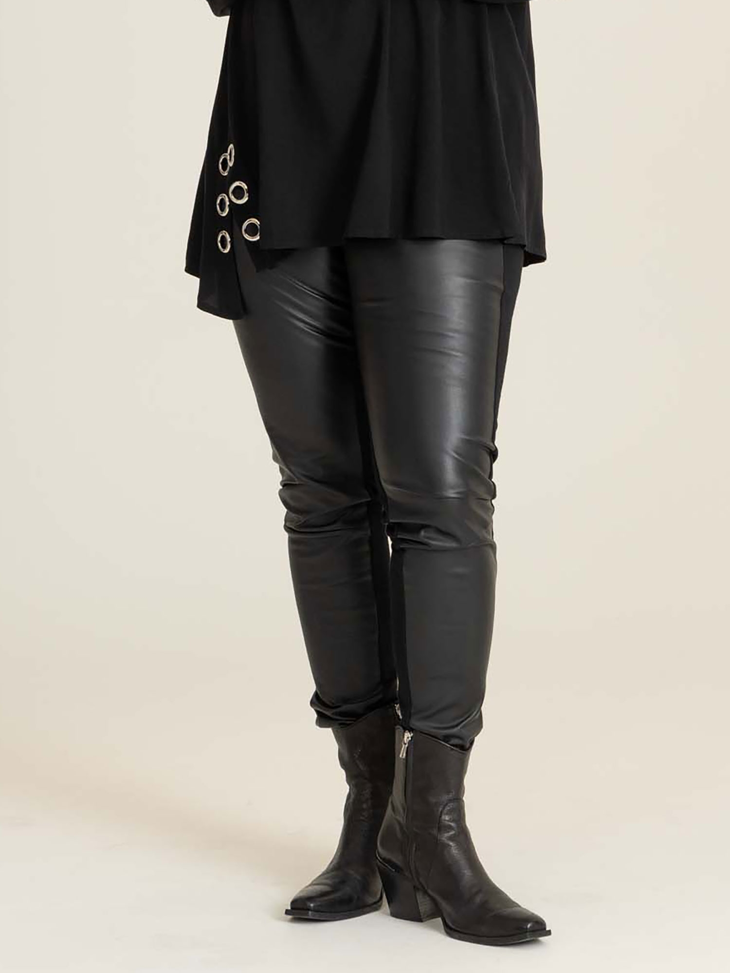 SARA  - Plus Size Byxor fra Studio