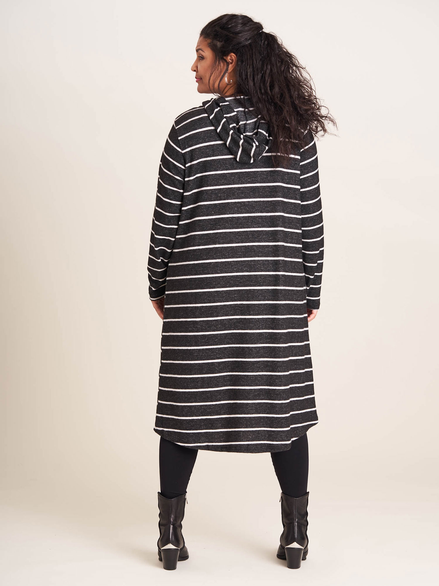 FREJA - Ultramjuk och lätt sweatklänning med svartvita ränder fra Studio