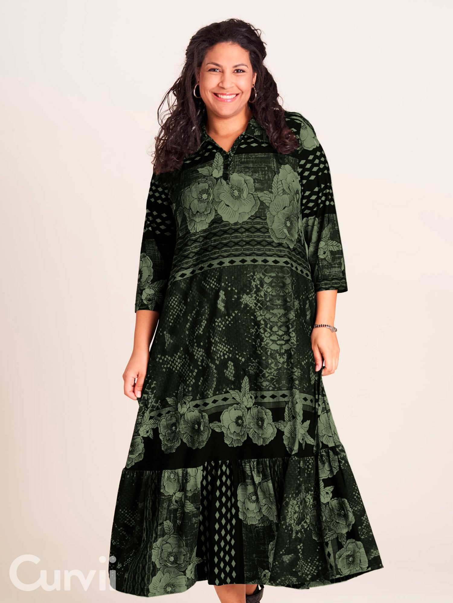lång trikåklänning med vackert mönster i grönt och svart fra Studio
