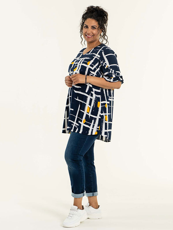 ANNY - Marinblå tunika med grafiskt tryck fra Studio