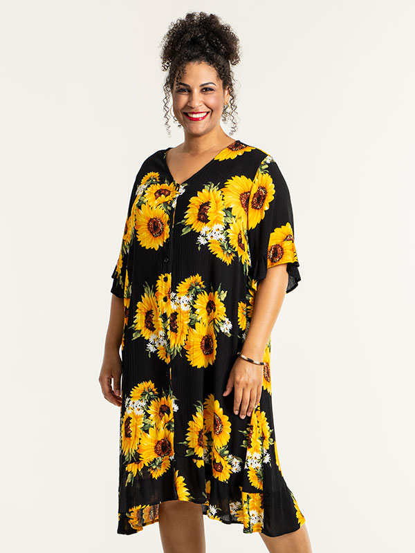 SIGNE - Svart klänning med stora gula solrosor fra Studio
