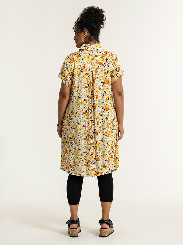 ABELINE - Vit klänning i viskos med gula blommor fra Studio
