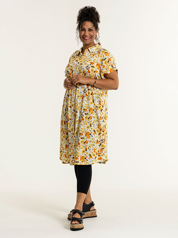ABELINE - Vit klänning i viskos med gula blommor fra Studio