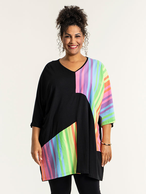 STINA - Svart tunika med regnbågsfärger fra Studio