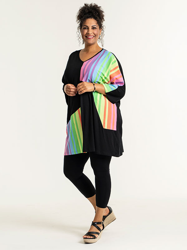 STINA - Svart tunika med regnbågsfärger fra Studio
