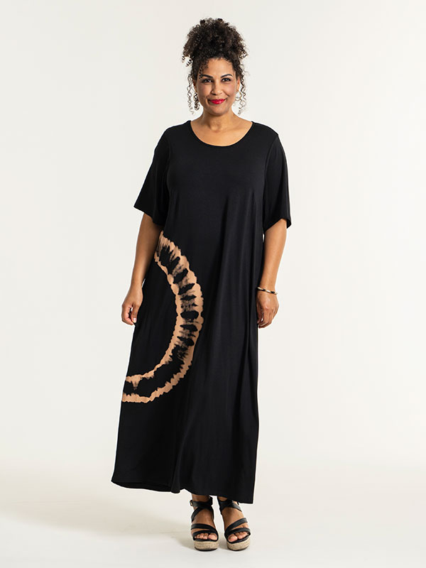HANA - Lång svart jerseyklänning med batiktryck fra Studio