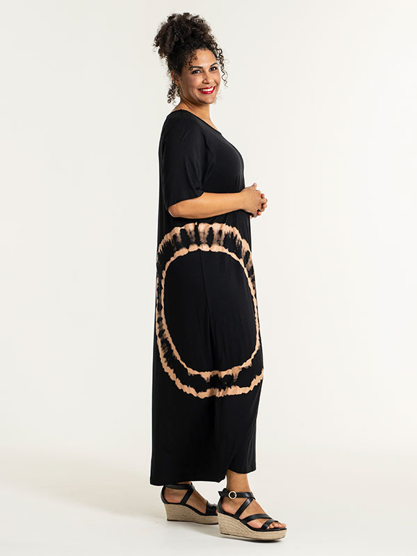 HANA - Lång svart jerseyklänning med batiktryck fra Studio