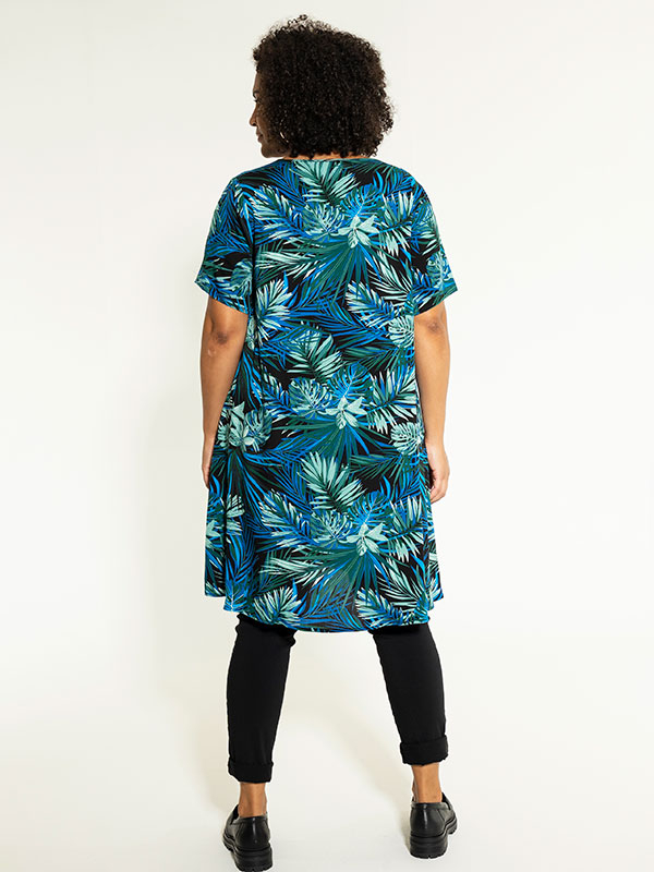 BIRGITTE - Blå klänning med palmtryck fra Studio