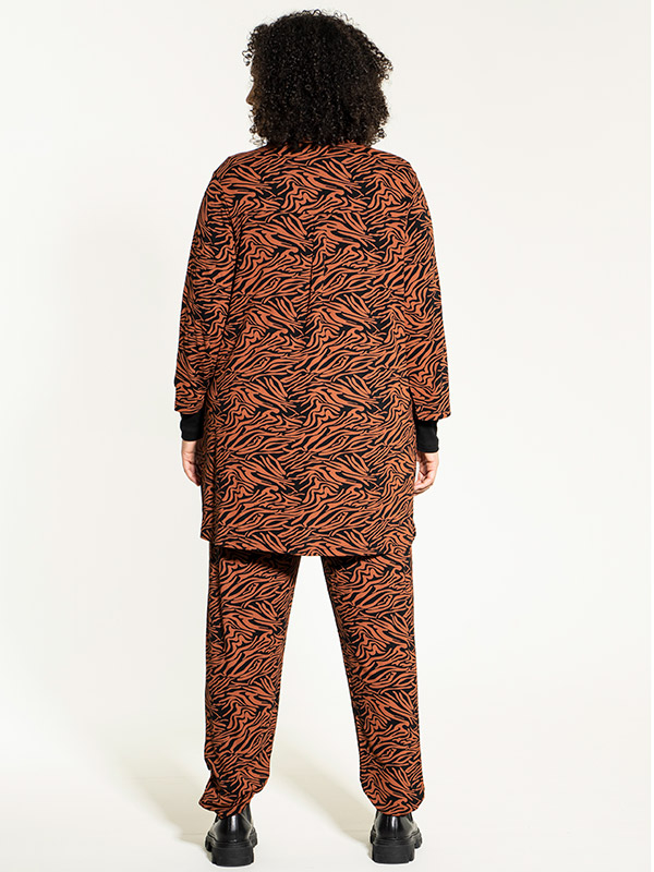 VIBEN - Stretchiga byxor med svart och rostrött mönster fra Studio