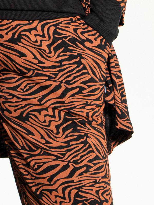 VIBEN - Stretchiga byxor med svart och rostrött mönster fra Studio
