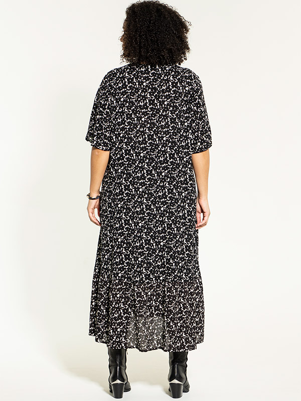 IDA - Lång klänning i tryck med svarta blommor fra Studio