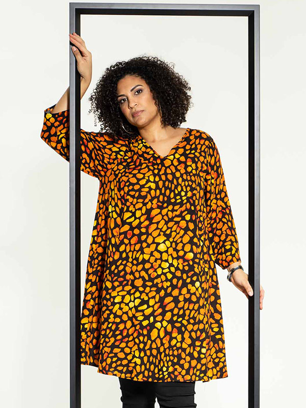 BIRGITTE  - Plus Size Klänning fra Studio
