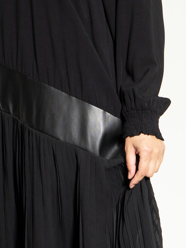 HABIBA - Svart klänning med detaljer i chiffongveck och konstläder fra Studio