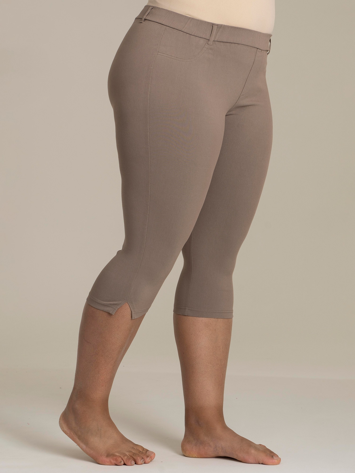 Khaki färgade capri leggings med stretch fra Sandgaard