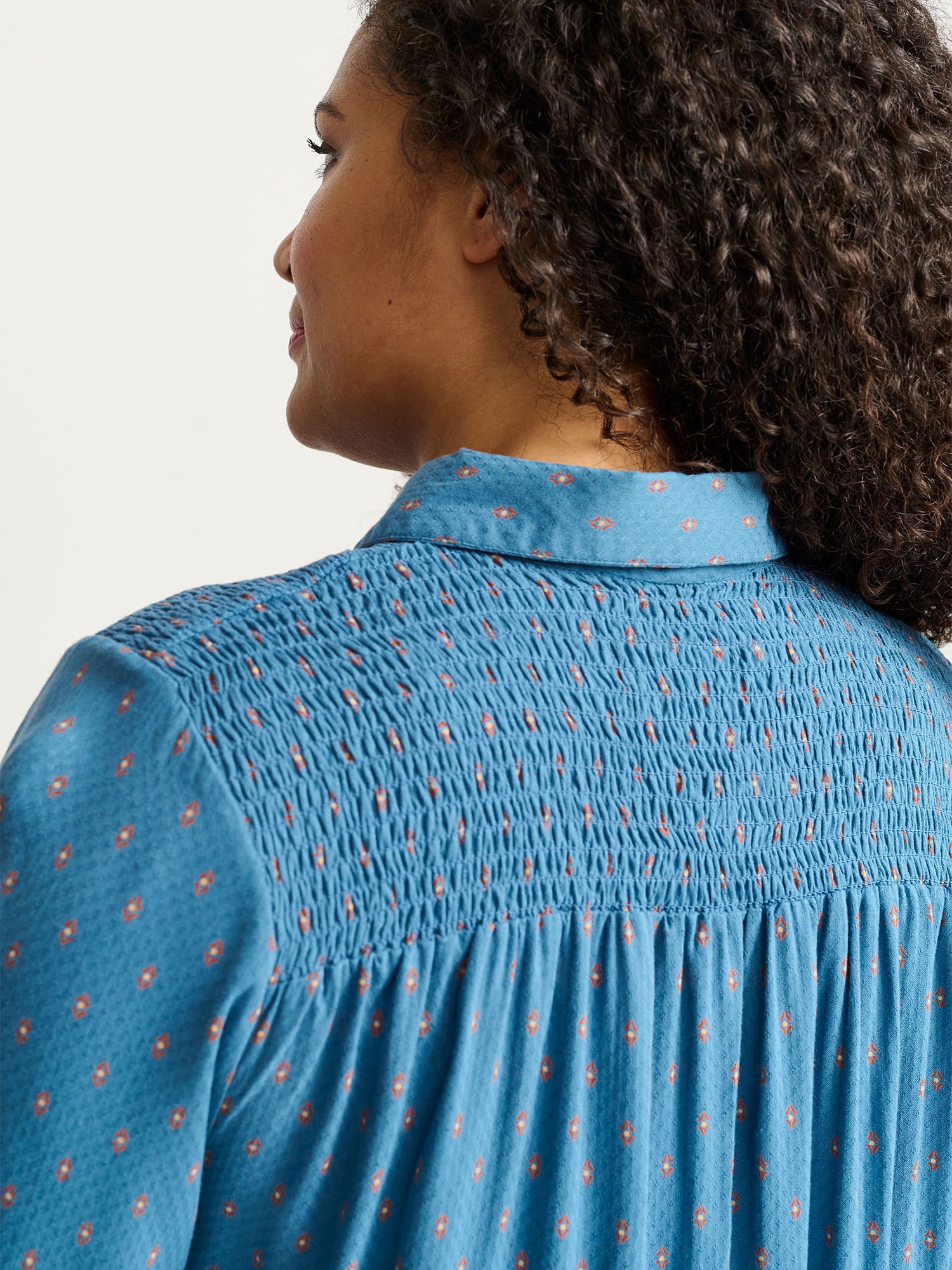 MACEY - Lang viskose skjorte med med smock i en flot blå farve fra Adia