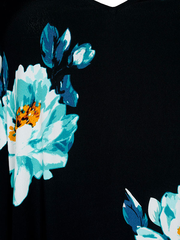 Svart viskosklänning med blå blommor fra Zizzi