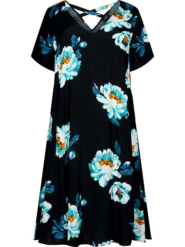 Svart viskosklänning med blå blommor fra Zizzi