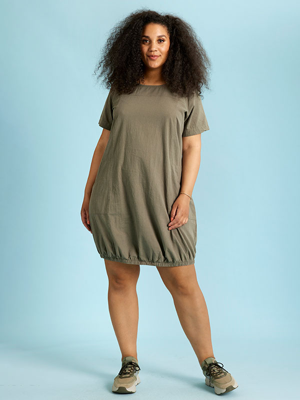 AMIN - Plus Size Klänning fra Zhenzi