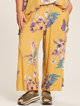 Lilly - Vit oversize skjortklänning i viskos med vackra blommor