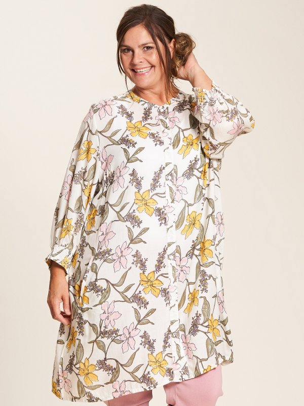 Ulrikke - Vit skjorta tunika i läcker viskos med vackra blommor fra Gozzip