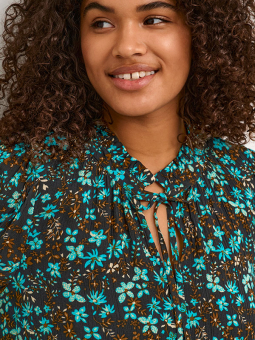 Kaffe Curve MARCA - Sort bluse med små turkise blomster
