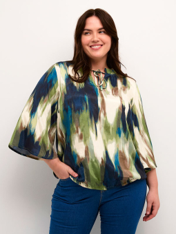 Kaffe Curve DORY - Turkis viskose bluse med abstrakt mønster