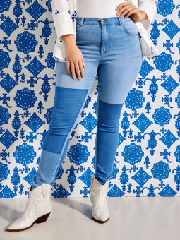Only Carmakoma AUGUSTA - Lyse blå jeans i strækbar bomulds denim med cool detaljer