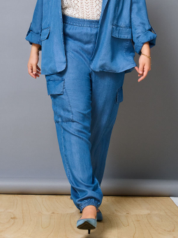 CARCHARIS - Plus Size Byxor från Only Carmakoma