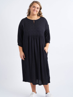 ERNA - Plus Size Klänning från Adia